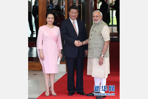 9月17日，國(guó)家主席習(xí)近平在古吉拉特邦艾哈邁達(dá)巴德會(huì)見(jiàn)印度總理莫迪。這是會(huì)見(jiàn)前，莫迪在習(xí)近平下榻的賓館前迎接習(xí)近平和夫人彭麗媛。 新華社記者 龐興雷 攝
