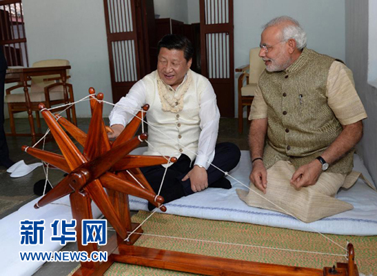 9月17日，國(guó)家主席習(xí)近平在印度古吉拉特邦進(jìn)行訪(fǎng)問(wèn)。印度總理莫迪全程陪同。這是習(xí)近平在參觀(guān)甘地故居時(shí)，親自搖動(dòng)甘地曾經(jīng)使用過(guò)的紡車(chē)。新華社記者 馬占成 攝
