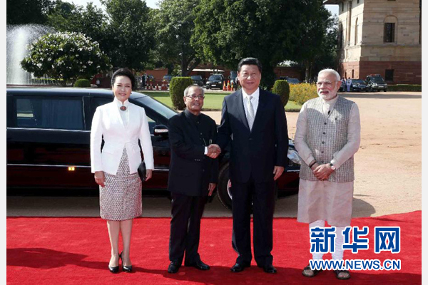 9月18日，國家主席習(xí)近平出席印度總統(tǒng)慕克吉在總統(tǒng)府舉行的隆重歡迎儀式。這是儀式前，習(xí)近平與慕克吉親切握手。 新華社記者 鞠鵬 攝