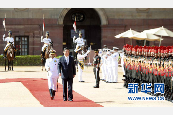 9月18日，國家主席習(xí)近平出席印度總統(tǒng)慕克吉在總統(tǒng)府舉行的隆重歡迎儀式。 新華社記者 張鐸 攝