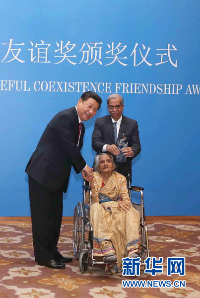 9月19日，國(guó)家主席習(xí)近平在新德里會(huì)見印度友好人士、友好團(tuán)體代表，并頒發(fā)和平共處五項(xiàng)原則友誼獎(jiǎng)，表彰他們長(zhǎng)期致力于中印友好事業(yè)。新華社記者龐興雷攝 