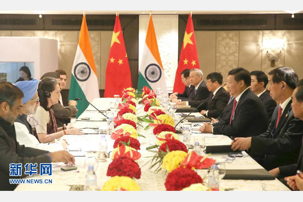 9月19日，國家主席習(xí)近平在新德里會(huì)見印度國大黨主席索尼婭&middot;甘地和前總理辛格。 新華社記者姚大偉攝