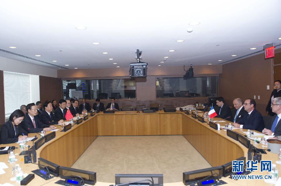 9月23日，出席聯(lián)合國(guó)氣候峰會(huì)的國(guó)家主席習(xí)近平特使、國(guó)務(wù)院副總理張高麗在紐約聯(lián)合國(guó)總部會(huì)見(jiàn)法國(guó)總統(tǒng)奧朗德。 新華社記者 王曄 攝