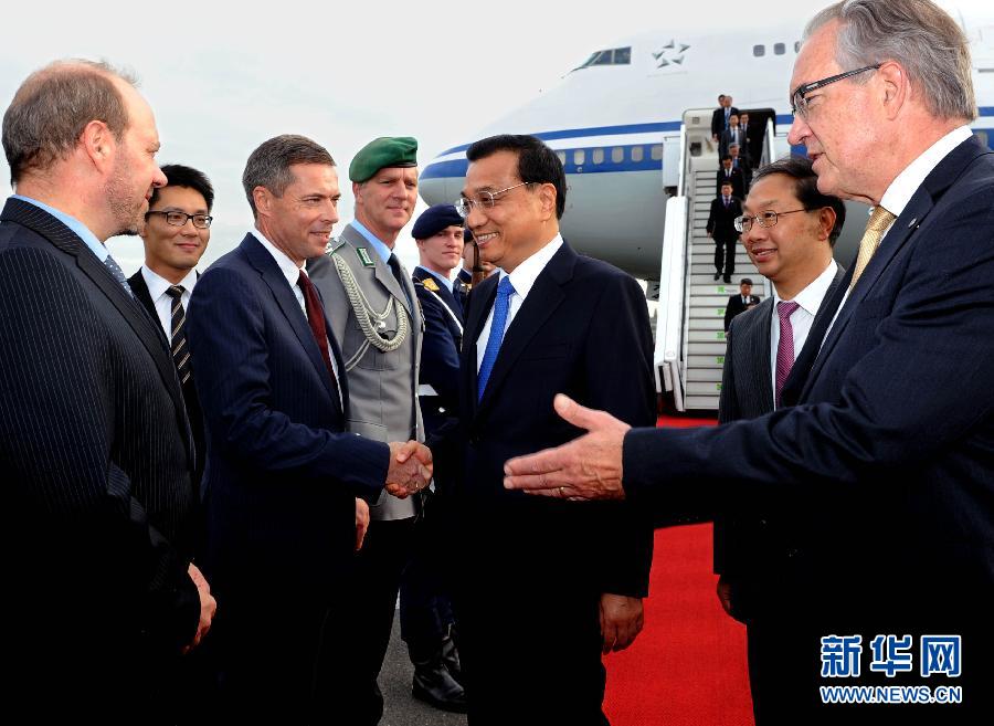 10月9日，國(guó)務(wù)院總理李克強(qiáng)抵達(dá)柏林開(kāi)始對(duì)德國(guó)進(jìn)行正式訪問(wèn)。德國(guó)政府高級(jí)官員到機(jī)場(chǎng)迎接。 新華社記者 饒愛(ài)民 攝