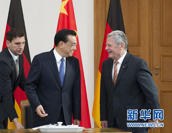 10月10日，國務(wù)院總理李克強在柏林會見德國總統(tǒng)高克。這是李克強總理與高克總統(tǒng)親切交談。 新華社記者 王曄 攝 