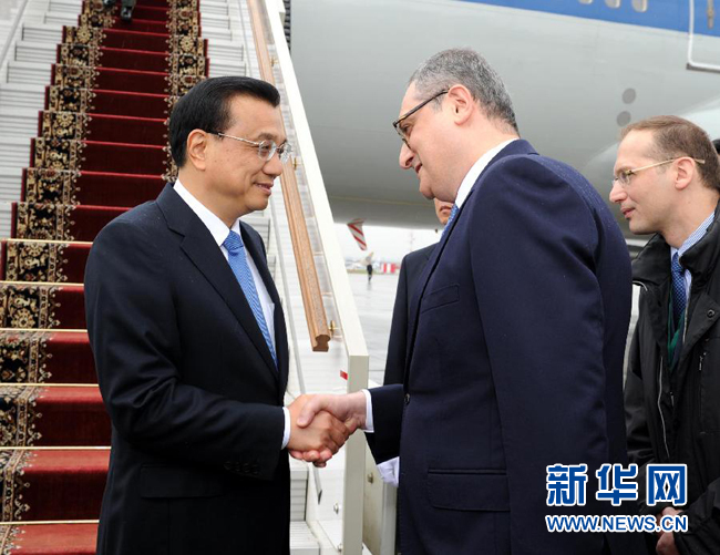 10月12日，中國(guó)國(guó)務(wù)院總理李克強(qiáng)乘專(zhuān)機(jī)抵達(dá)莫斯科，開(kāi)始對(duì)俄羅斯進(jìn)行正式訪問(wèn)并舉行中俄總理第十九次定期會(huì)晤。俄羅斯聯(lián)邦政府高級(jí)官員到機(jī)場(chǎng)迎接李克強(qiáng)總理。新華社記者 饒愛(ài)民 攝