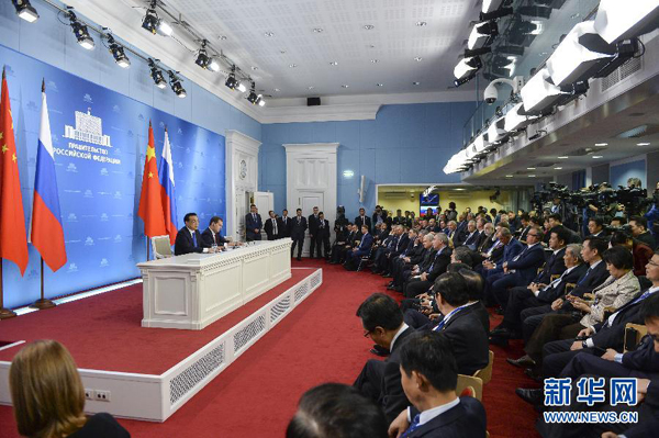 10月13日，國務(wù)院總理李克強在莫斯科與俄羅斯總理梅德韋杰夫圓滿結(jié)束中俄總理第十九次定期會晤后共同會見記者。 新華社記者李學(xué)仁攝