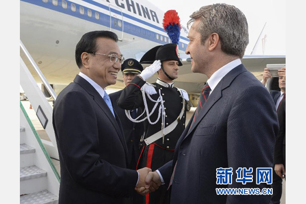 10月14日，國務(wù)院總理李克強乘專機抵達羅馬，開始對意大利進行正式訪問，意大利政府高級官員到機場迎接。 新華社記者李學(xué)仁攝