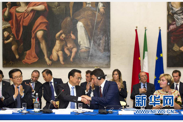 10月14日，中國(guó)國(guó)務(wù)院總理李克強(qiáng)在羅馬巴爾貝里尼宮與意大利總理倫齊共同會(huì)見中意企業(yè)家委員會(huì)委員及企業(yè)家代表并致辭。 新華社記者謝環(huán)馳 攝 