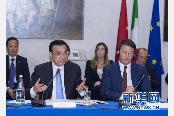 10月14日，中國(guó)國(guó)務(wù)院總理李克強(qiáng)在羅馬巴爾貝里尼宮與意大利總理倫齊共同會(huì)見中意企業(yè)家委員會(huì)委員及企業(yè)家代表并致辭。 新華社記者 王曄攝 