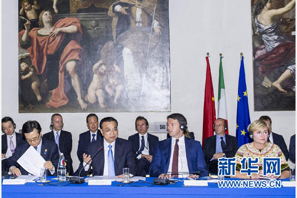 10月14日，中國(guó)國(guó)務(wù)院總理李克強(qiáng)在羅馬巴爾貝里尼宮與意大利總理倫齊共同會(huì)見中意企業(yè)家委員會(huì)委員及企業(yè)家代表并致辭。 新華社記者 王曄攝 