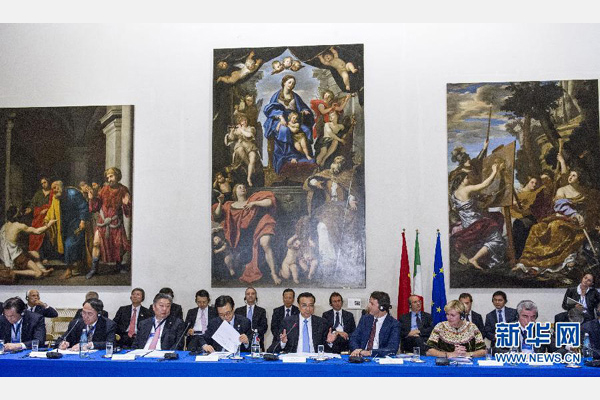 10月14日，中國(guó)國(guó)務(wù)院總理李克強(qiáng)在羅馬巴爾貝里尼宮與意大利總理倫齊共同會(huì)見中意企業(yè)家委員會(huì)委員及企業(yè)家代表并致辭。 新華社記者 王曄攝 