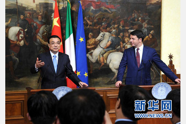 10月14日，中國國務(wù)院總理李克強(qiáng)與意大利總理倫齊在羅馬舉行會談后共同會見記者。 新華社記者 饒愛民 攝 
