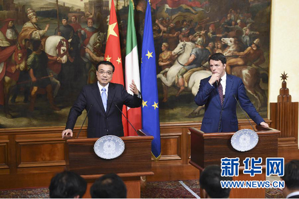 10月14日，國務(wù)院總理李克強(qiáng)在羅馬與意大利總理倫齊舉行會談后共同會見記者。 新華社記者 李學(xué)仁 攝