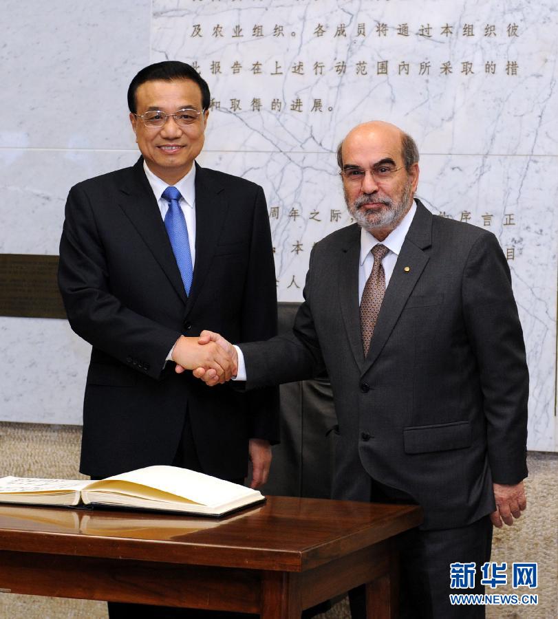 10月15日，中國國務(wù)院總理李克強(qiáng)在羅馬會(huì)見聯(lián)合國糧農(nóng)組織總干事格拉齊亞諾。 新華社記者 饒愛民 攝