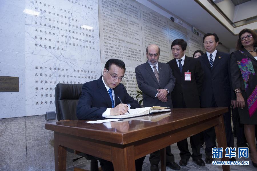 10月15日，中國國務(wù)院總理李克強(qiáng)在羅馬會(huì)見聯(lián)合國糧農(nóng)組織總干事格拉齊亞諾。這是李克強(qiáng)抵達(dá)后在貴賓簿上簽字。 新華社記者 王曄 攝