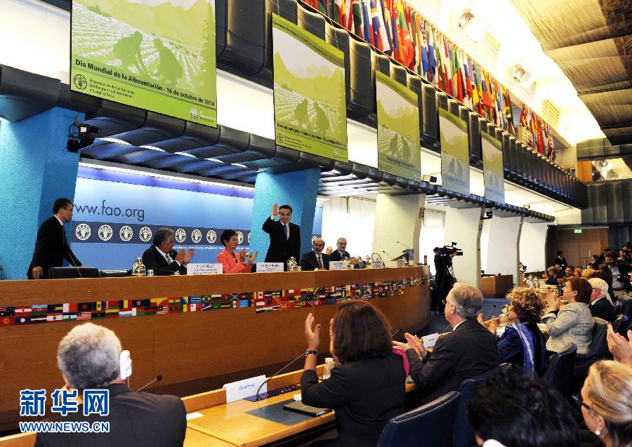 10月15日，中國(guó)國(guó)務(wù)院總理李克強(qiáng)在格拉齊亞諾總干事的陪同下在位于羅馬的聯(lián)合國(guó)糧農(nóng)組織總部發(fā)表演講。 新華社記者 饒愛(ài)民 攝 