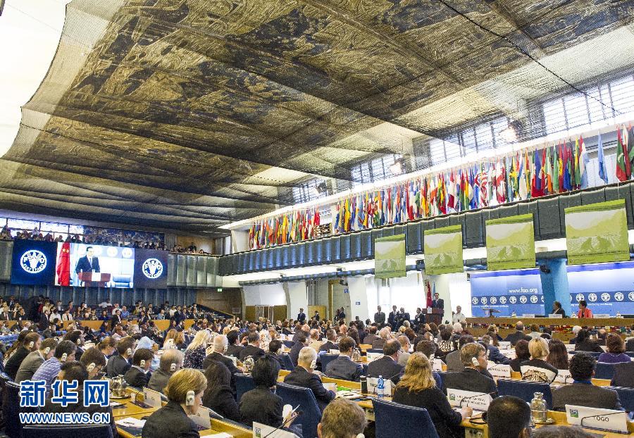 10月15日，中國(guó)國(guó)務(wù)院總理李克強(qiáng)在格拉齊亞諾總干事的陪同下在位于羅馬的聯(lián)合國(guó)糧農(nóng)組織總部發(fā)表演講。 新華社記者 王曄 攝 