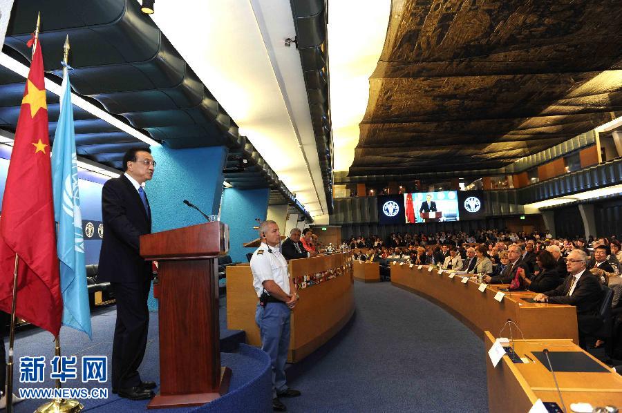 10月15日，中國(guó)國(guó)務(wù)院總理李克強(qiáng)在格拉齊亞諾總干事的陪同下在位于羅馬的聯(lián)合國(guó)糧農(nóng)組織總部發(fā)表演講。 新華社記者 饒愛(ài)民 攝 