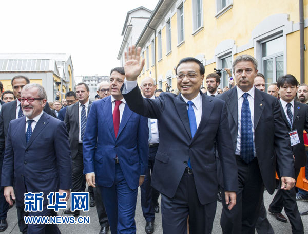 10月16日，中國(guó)國(guó)務(wù)院總理李克強(qiáng)在米蘭與意大利總理倫齊共同出席第五屆中意創(chuàng)新合作周大會(huì)并致辭。這是李克強(qiáng)抵達(dá)位于米蘭理工大學(xué)的會(huì)場(chǎng)。新華社記者王曄攝