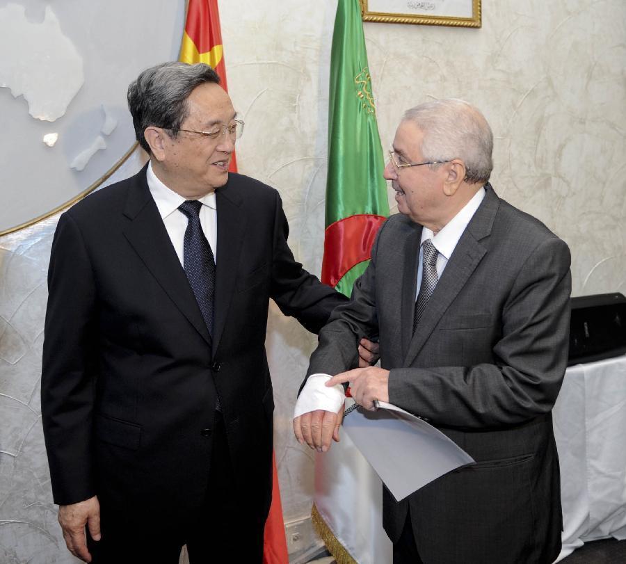 11月1日，正在阿爾及利亞進行正式友好訪問的全國政協(xié)主席俞正聲在阿爾及爾與阿民族院議長本&middot;薩拉赫舉行會談。這是俞正聲親切詢問本&middot;薩拉赫的手傷情況。新華社記者 張鐸 攝 