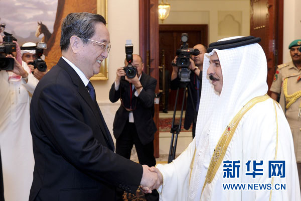 11月6日，正在巴林進(jìn)行正式友好訪問(wèn)的全國(guó)政協(xié)主席俞正聲在麥納麥會(huì)見巴林國(guó)王哈馬德。 新華社記者 張鐸 攝