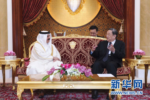 11月6日，正在巴林進(jìn)行正式友好訪問(wèn)的全國(guó)政協(xié)主席俞正聲在麥納麥會(huì)見巴林國(guó)王哈馬德。 新華社記者 張鐸 攝