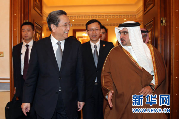 11月6日，正在巴林進(jìn)行正式友好訪問(wèn)的全國(guó)政協(xié)主席俞正聲在麥納麥會(huì)見巴林王儲(chǔ)薩勒曼。 新華社記者劉衛(wèi)兵攝