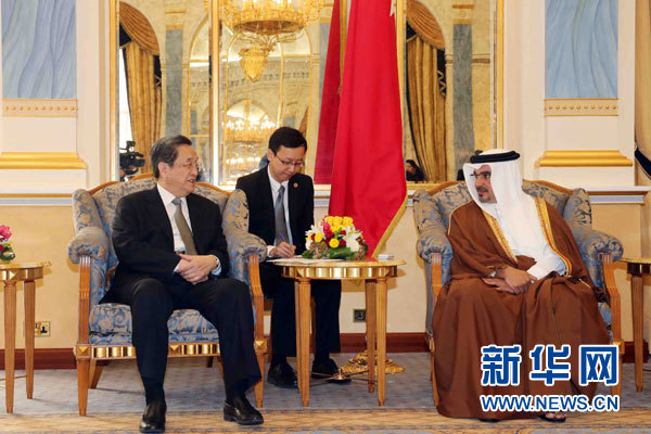 11月6日，正在巴林進(jìn)行正式友好訪問(wèn)的全國(guó)政協(xié)主席俞正聲在麥納麥會(huì)見巴林王儲(chǔ)薩勒曼。 新華社記者劉衛(wèi)兵攝