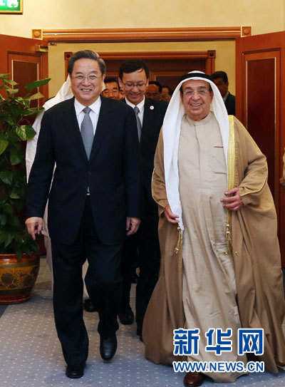 11月6日，正在巴林進(jìn)行正式友好訪問(wèn)的全國(guó)政協(xié)主席俞正聲在麥納麥會(huì)見巴林副首相穆罕默德。 新華社記者劉衛(wèi)兵攝