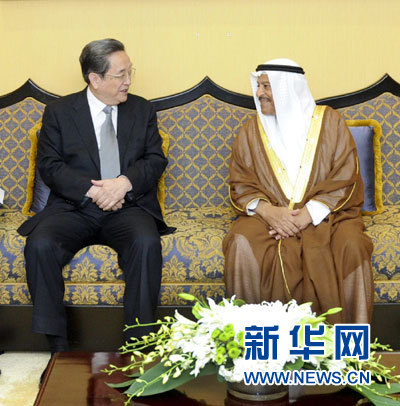 11月6日，正在巴林進(jìn)行正式友好訪問(wèn)的全國(guó)政協(xié)主席俞正聲在麥納麥與巴林協(xié)商會(huì)議主席阿里舉行會(huì)談。 新華社記者 張鐸 攝