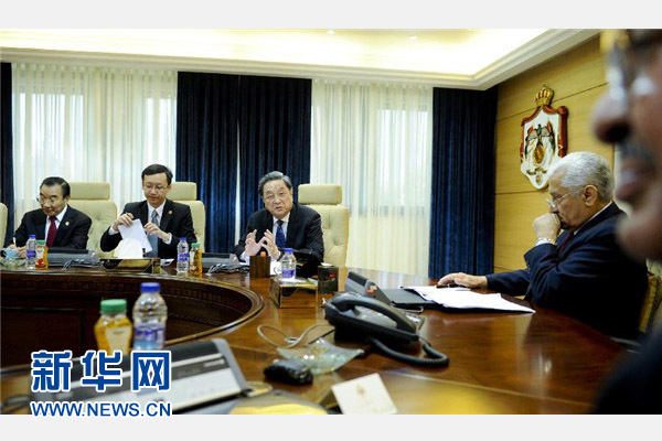 11月9日，正在約旦進(jìn)行正式友好訪問(wèn)的全國(guó)政協(xié)主席俞正聲在安曼會(huì)見約旦首相恩蘇爾。 新華社記者 張鐸 攝 