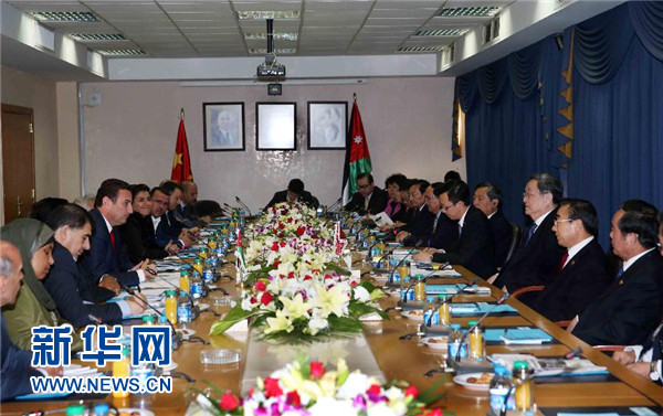  11月9日，正在約旦進(jìn)行正式友好訪問(wèn)的全國(guó)政協(xié)主席俞正聲在安曼會(huì)見約旦眾議院代議長(zhǎng)薩法迪。 新華社記者 劉衛(wèi)兵 攝 