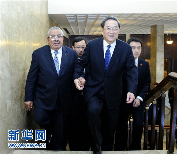 11月9日，正在約旦進(jìn)行正式友好訪問(wèn)的全國(guó)政協(xié)主席俞正聲在安曼與約旦參議長(zhǎng)拉瓦比德進(jìn)行會(huì)談。這是會(huì)談前，俞正聲與拉瓦比德攜手步入會(huì)場(chǎng)。新華社記者 張鐸 攝 