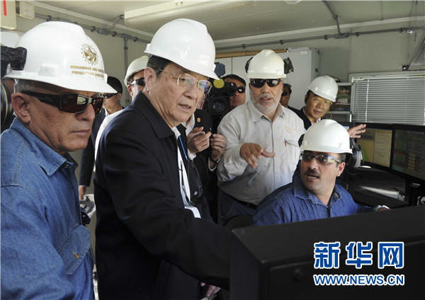 11月8日，正在約旦進(jìn)行正式友好訪問(wèn)的全國(guó)政協(xié)主席俞正聲在安曼參觀阿拉伯鉀肥公司。這是俞正聲在采鹽船上仔細(xì)詢問(wèn)開采情況。 新華社記者 張鐸 攝