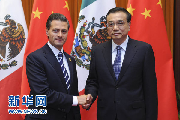 11月11日，國(guó)務(wù)院總理李克強(qiáng)在北京人民大會(huì)堂會(huì)見來華進(jìn)行國(guó)事訪問并出席亞太經(jīng)合組織第二十二次領(lǐng)導(dǎo)人非正式會(huì)議的墨西哥總統(tǒng)培尼亞。新華社記者張鐸攝