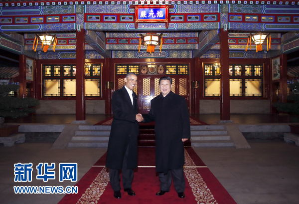 11月11日晚，國家主席習(xí)近平在中南海同美國總統(tǒng)奧巴馬舉行會晤。這是兩國元首在瀛臺涵元殿前握手。 新華社記者鞠鵬攝