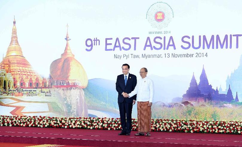 11月13日，中國國務(wù)院總理李克強(qiáng)在內(nèi)比都出席第九屆東亞峰會(huì)并發(fā)言。這是峰會(huì)開始前，東盟輪值主席國緬甸聯(lián)邦共和國總統(tǒng)吳登盛迎接李克強(qiáng)總理。新華社記者 李濤 攝 