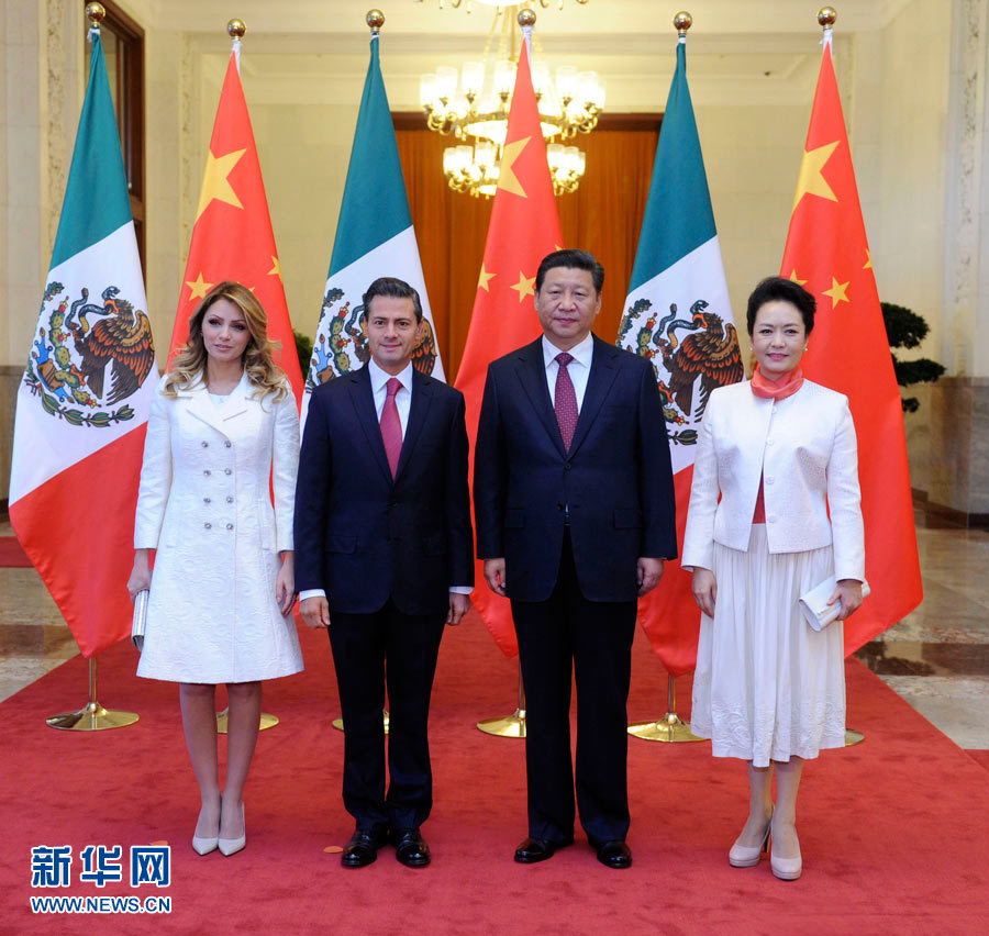 11月13日，國家主席習(xí)近平在北京人民大會(huì)堂北大廳舉行儀式，歡迎墨西哥總統(tǒng)培尼亞對中國進(jìn)行國事訪問。這是習(xí)近平和夫人彭麗媛同培尼亞夫婦合影。 新華社記者 張鐸 攝