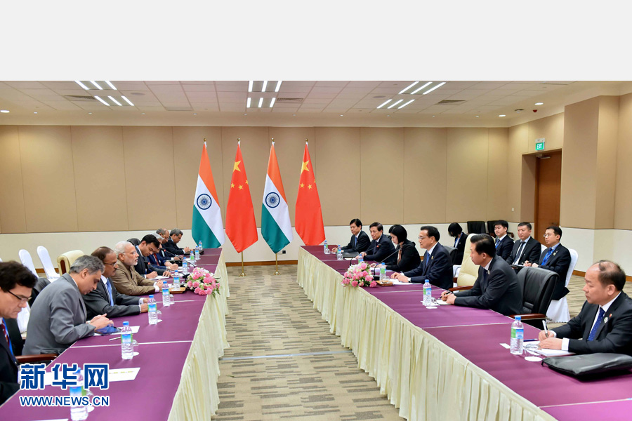11月13日，中國(guó)國(guó)務(wù)院總理李克強(qiáng)在緬甸內(nèi)比都會(huì)見印度總理莫迪。 新華社記者 李濤 攝