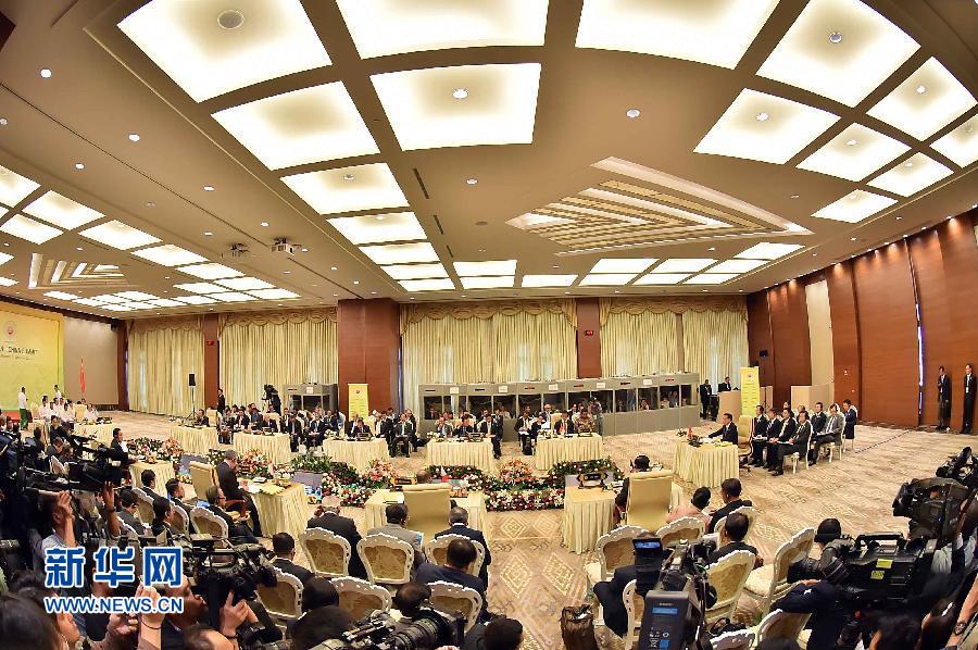 11月13日，中國國務(wù)院總理李克強(qiáng)在緬甸內(nèi)比都出席第17次中國－東盟（10+1）領(lǐng)導(dǎo)人會(huì)議。 新華社記者 李濤 攝