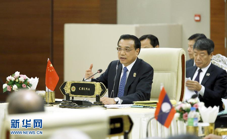 11月13日，中國國務(wù)院總理李克強(qiáng)在緬甸內(nèi)比都出席第17次中國－東盟（10+1）領(lǐng)導(dǎo)人會(huì)議。這是李克強(qiáng)在會(huì)上講話。 新華社記者 鞠鵬 攝