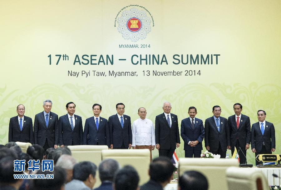 11月13日，中國國務(wù)院總理李克強(qiáng)在緬甸內(nèi)比都出席第17次中國－東盟（10+1）領(lǐng)導(dǎo)人會(huì)議。 新華社記者 王曄 攝