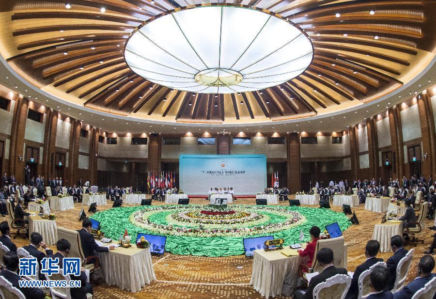 11月13日，中國(guó)國(guó)務(wù)院總理李克強(qiáng)在緬甸首都內(nèi)比都出席第17次東盟與中日韓（10+3）領(lǐng)導(dǎo)人會(huì)議。 新華社記者 王曄 攝