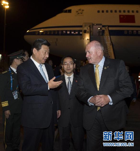 11月14日，中國國家主席習近平抵達布里斯班，出席二十國集團領(lǐng)導人第九次峰會，并對澳大利亞進行國事訪問。這是習近平在機場受到澳大利亞聯(lián)邦總督科斯格羅夫的迎接。新華社記者 李學仁 攝