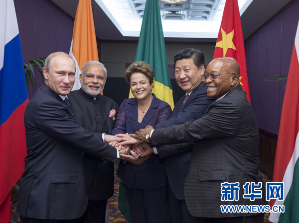 11月15日，金磚國家領(lǐng)導(dǎo)人非正式會晤在澳大利亞布里斯班舉行，中國國家主席習(xí)近平、巴西總統(tǒng)羅塞夫、俄羅斯總統(tǒng)普京、印度總理莫迪、南非總統(tǒng)祖馬出席。這是五國領(lǐng)導(dǎo)人在會晤前合影。新華社記者李學(xué)仁攝