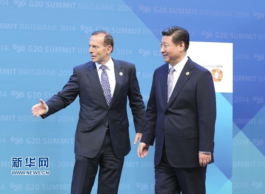 11月15日，二十國集團領(lǐng)導(dǎo)人第九次峰會在澳大利亞布里斯班舉行。國家主席習(xí)近平出席會議并發(fā)表題為《推動創(chuàng)新發(fā)展實現(xiàn)聯(lián)動增長》的重要講話。這是澳大利亞總理阿博特迎接習(xí)近平主席。 新華社記者 丁林 攝