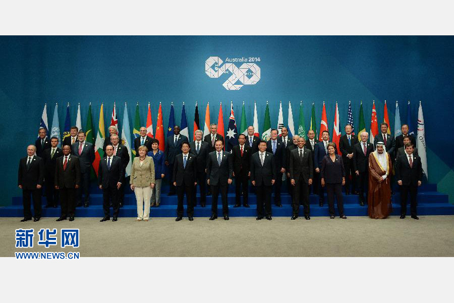 11月15日，二十國集團領(lǐng)導(dǎo)人第九次峰會在澳大利亞布里斯班舉行。國家主席習(xí)近平出席會議并發(fā)表題為《推動創(chuàng)新發(fā)展實現(xiàn)聯(lián)動增長》的重要講話。這是習(xí)近平主席同與會領(lǐng)導(dǎo)人合影。 新華社記者 馬占成 攝