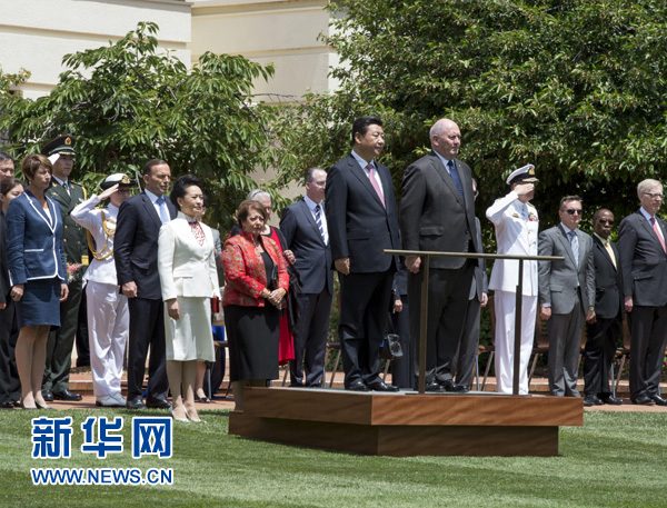 11月17日，中國國家主席習(xí)近平在堪培拉會(huì)見澳大利亞總督科斯格羅夫。會(huì)見前，科斯格羅夫在總督府草坪為習(xí)近平舉行隆重歡迎儀式。習(xí)近平和夫人彭麗媛抵達(dá)時(shí)，受到科斯格羅夫總督夫婦熱情迎接。新華社記者李學(xué)仁 攝 
