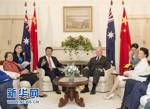 11月17日，中國國家主席習(xí)近平在堪培拉會(huì)見澳大利亞總督科斯格羅夫。會(huì)見前，科斯格羅夫在總督府草坪為習(xí)近平舉行隆重歡迎儀式。習(xí)近平和夫人彭麗媛抵達(dá)時(shí)，受到科斯格羅夫總督夫婦熱情迎接。新華社記者黃敬文 攝 